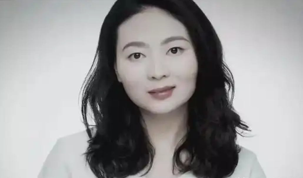 一个来自四川农村的年轻小姑娘，学历不高，只上了三年农校，也没见过什么大世面，却能