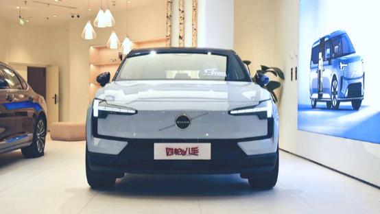 哪台车适合女生？沃尔沃EX30实力对决特斯拉Model3