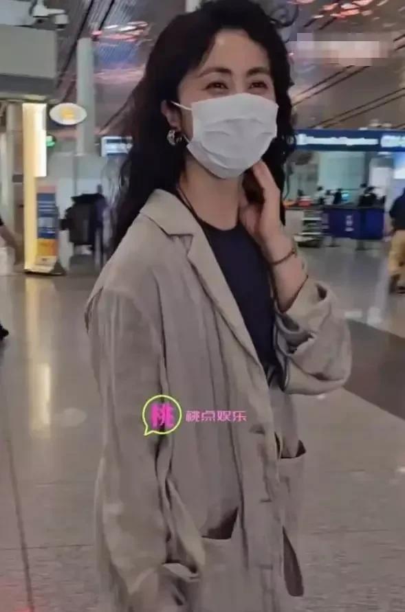 松弛VS性感！孙莉带多多捧场黄磊话剧，网友：这妈当得也太佛系了！
娱乐现场新鲜直