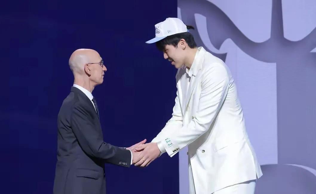 ESPN记者Jake Weinbach真是一位目光短浅的小人！今天中国男篮小将杨