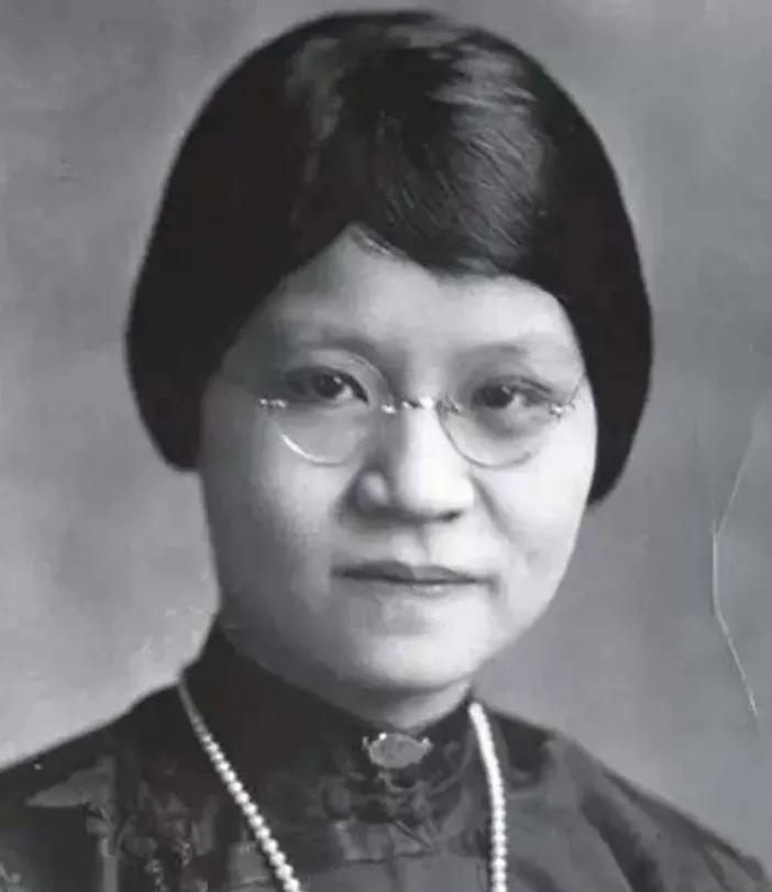 1901年，杨绛的三姑母杨荫榆，年仅17岁就被迫嫁给了蒋家傻儿子。新婚夜，杨荫榆