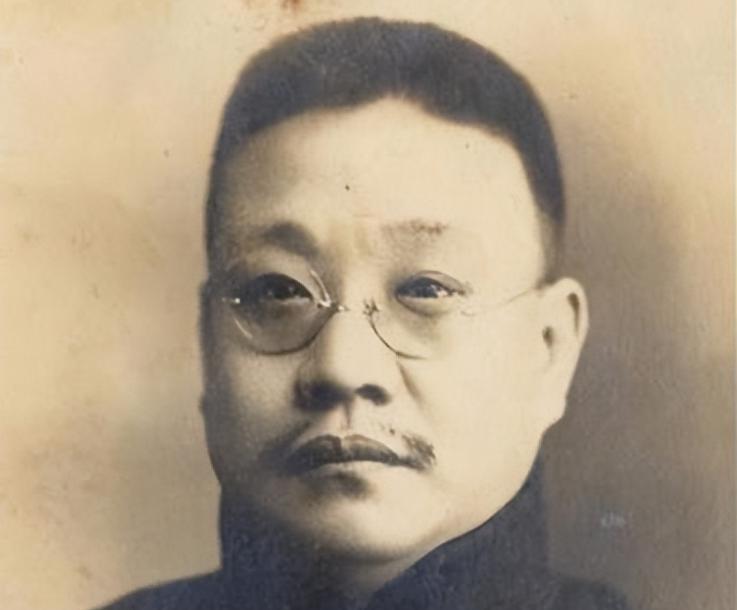 1904年，一小妾站在桌边布菜，听到儿子谭延闿高中进士，手一抖，筷子掉到地上。大