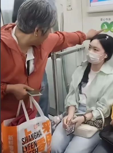 地铁上一位老太太对一位年轻女子说：你看你现在坐的是爱心专座（老、幼、孕妇、抱婴者