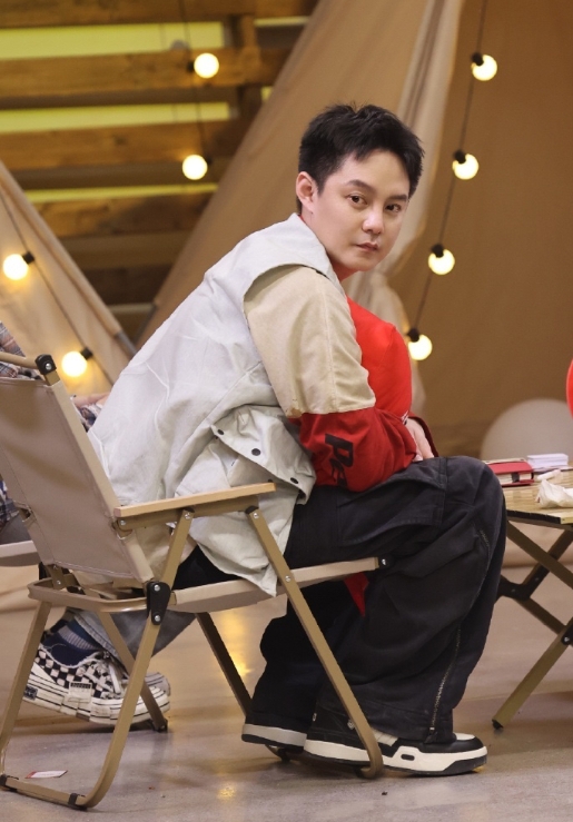 终于搞明白
为什么尹正要道歉
不是因为他把粉丝叫成影迷，而是他太敏感自卑了。
