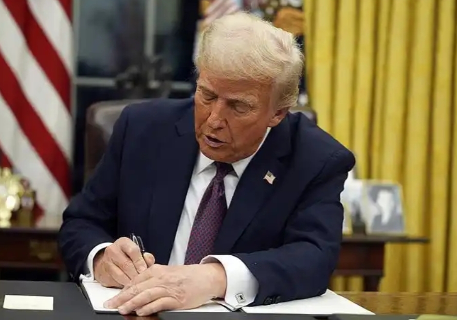 美国开始玩赖了，贸易战斗不过中国，科技战惨遭挫败，军事根本不是对手，颜色革命在中