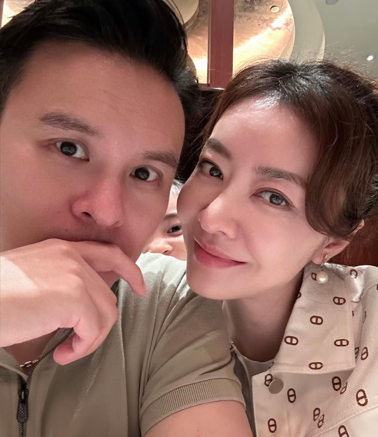 8月11日，熊黛林晒为老公庆48岁生日照，夫妻俩开心合影，十分的恩爱。
44岁的