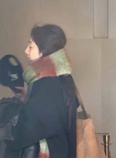 习惯了杨幂的浓妆，偶尔看到她素颜，感觉有种不一样的美。