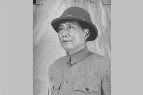 1927年，毛泽东被捕后，押去处死路上，突然对一名团丁说：“老哥，我腿疼，伤筋了