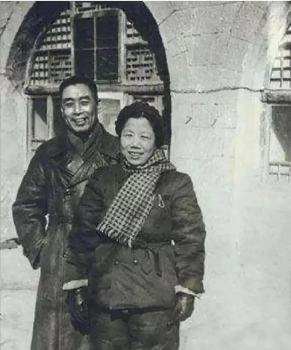 延安窑洞前，周总理和夫人的一张留影，两人在当时艰苦的条件下，始终保持着乐观自信！