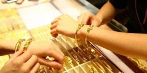 2024年，一男子和女友到金店购买“三金”，女友看中了一只25克，标价16000