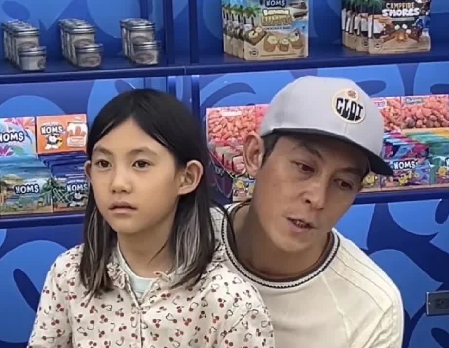 45岁陈冠希带8岁女儿Alaia参加活动，女儿活泼好动，长得像妈妈秦舒培，陈冠希