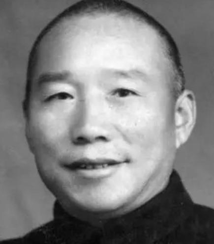 1948年底，一国民党伙夫战败被俘，却不愿意接受改编，于是解放军战士给了他两块银