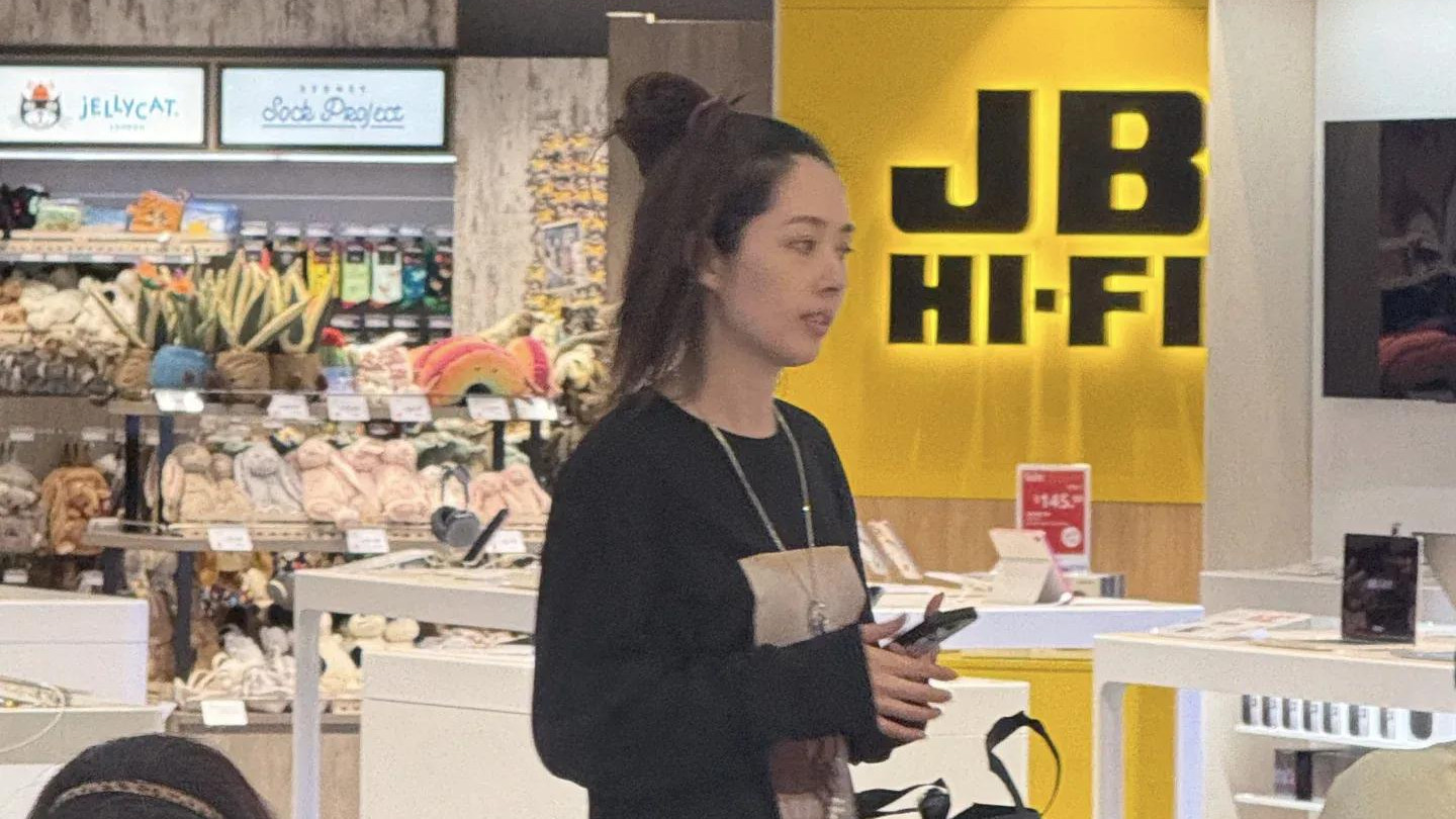 41岁郭碧婷悉尼旅游造型引热议，与爸爸同行似道姑