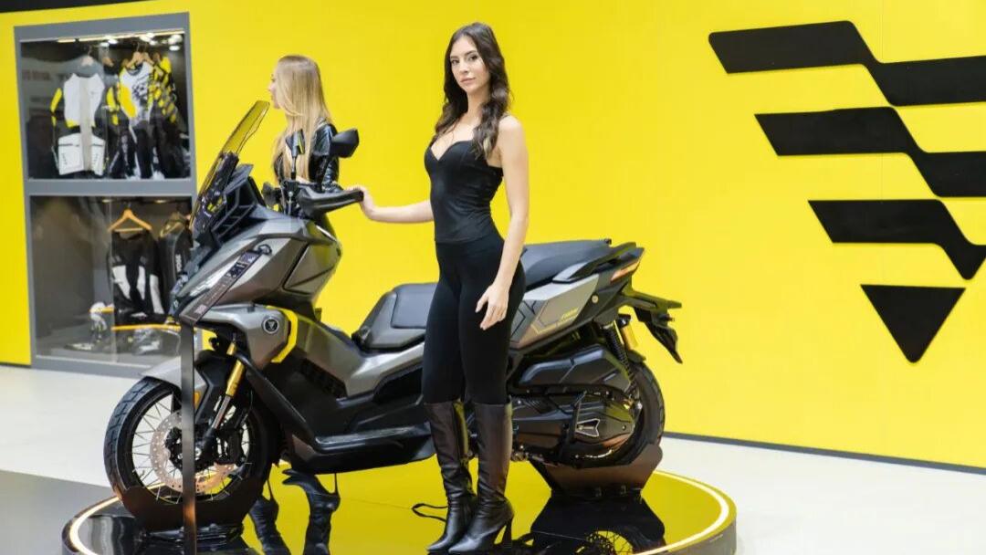 无极两款踏板亮相米兰，双缸跨界和大脚羊再拓市场边界