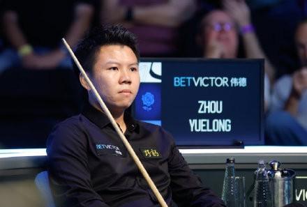 周跃龙 1-0 马克·塞尔比，暂时领先，2025斯诺克英格兰公开赛半决赛即时赛况