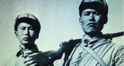 1943年，在狼牙山养病的杨成武，被鬼子包围在山顶没了退路，在这危急时刻，一位老