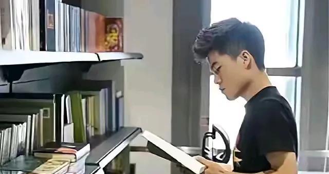 董宇辉：请不要抬高我，也不要小看我。
董宇辉拥有自己的“人设”，他需要给自己树立