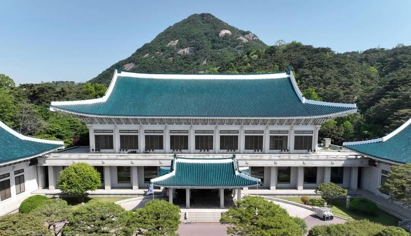 李在明要搬回青瓦台











---











我滴个乖
