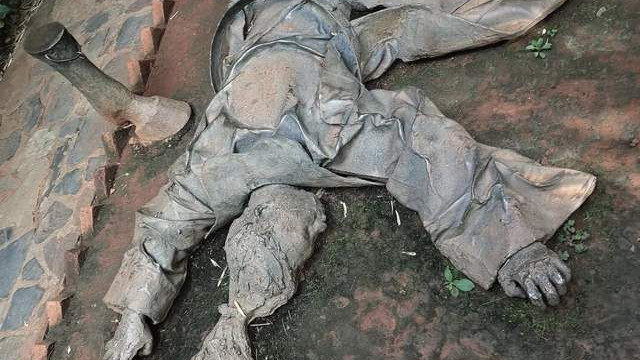 如果连一尊趴伏于泥地的雕塑都没有勇气面对，那还能面对什么？