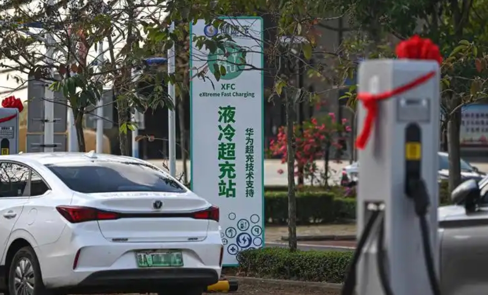 如何避免电车白嫖养路费？油车车主加50升油，有20块是养路费。电车充50度电才花