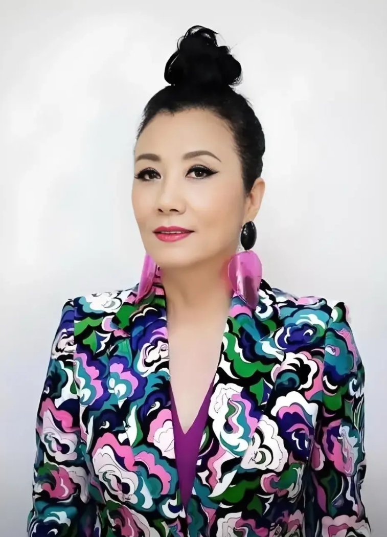 汪明荃的“AA爱情”，如今成了全港的笑柄。

枕边人埋怨汪明荃不伸手资助

把他