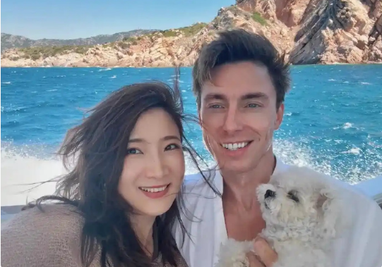 陈赫前妻许婧晒外国帅老公，两人定居南意坐游艇出海38岁身材很好 ​​​
