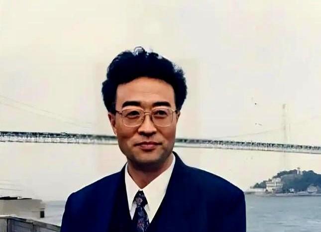 他名叫刘铁骑，是大贪官刘青山的儿子，1952年，刘青山因贪污155亿被枪毙，当时