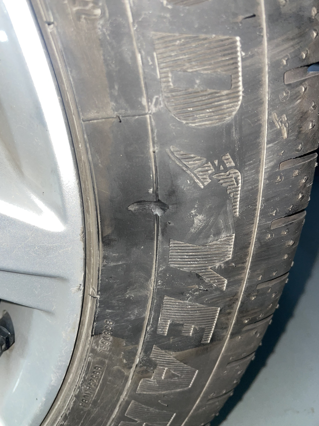 新换轮胎侧边蹭到路边这种需要换吗
求教下，换了一年多的轮胎，侧面蹭破成这样需要换