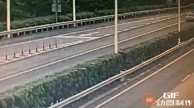 江西南昌轩逸被追尾起火求人救不出的事故原视频来了，既可怜又可恨！
从视频可以看到