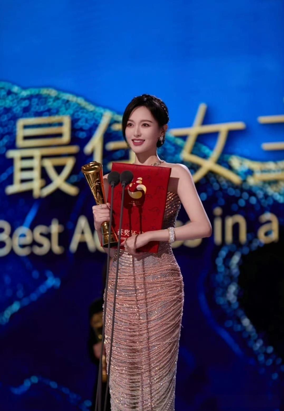 唐嫣获奖
撕开85花遮羞布
赵丽颖奖项最多，代表作能打
杨幂奢侈品代言最多，收视