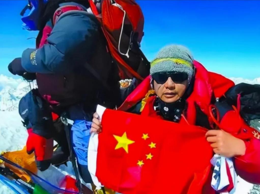 “中国军人宁可跑着被打死，也不能跪着被击毙！”2013年，退伍军人张京川在国外登
