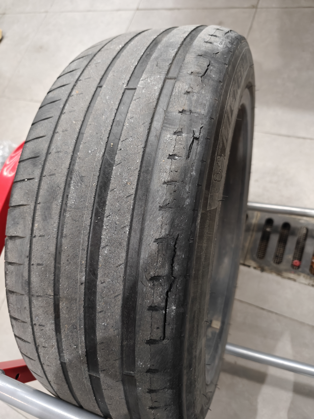 小鹏p7原厂吃胎
前段时间给我的佩奇换了新的轮胎，原厂的是4条米其林的ps4，后