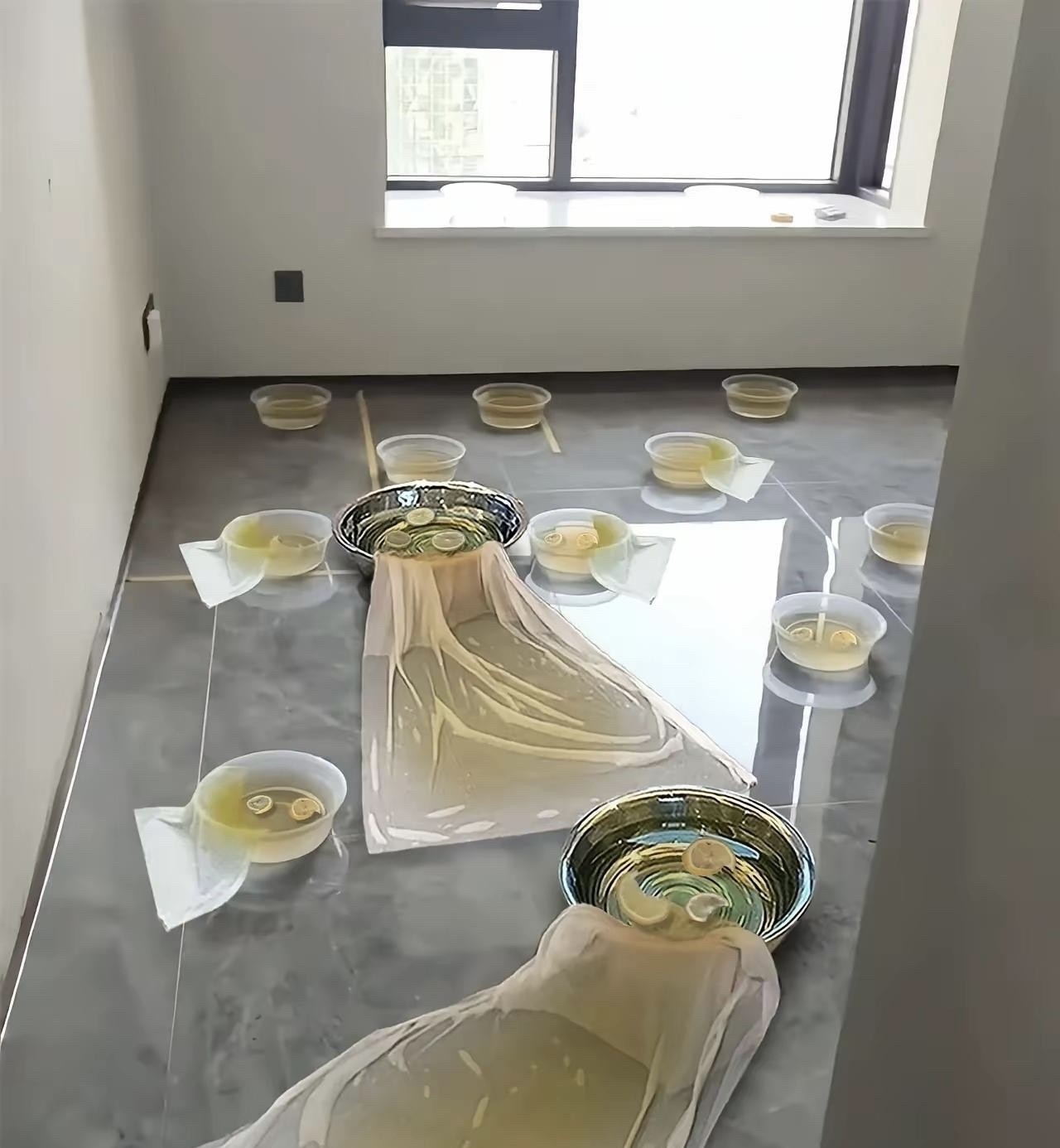 今天去朋友家看装修的新房子，走进屋子看到这一幕我顿时傻眼了！
这是什么呀？地上这