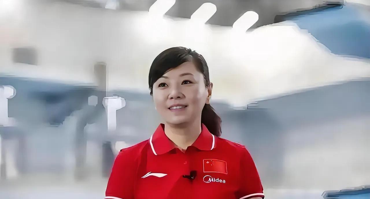 狠人周继红退休炸锅！27年铁血手腕值不值？
昨夜和老公刷到周继红退休新闻，他一句