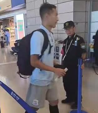 【吴曦随队出征青岛】
今天下午，申花全队搭乘航班前往青岛，备战本周六对阵海牛的