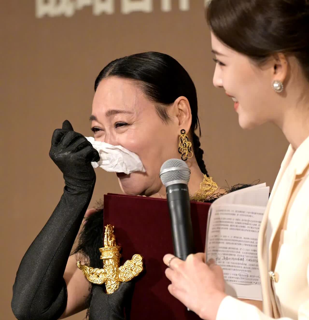 惠英红怎么也不会想到，

今晚在华表奖的舞台上，

面对无数镜头与同行，