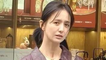 佟丽娅拍戏被偶遇，眼周松弛皱纹明显，遭粉丝强行合影当场发火