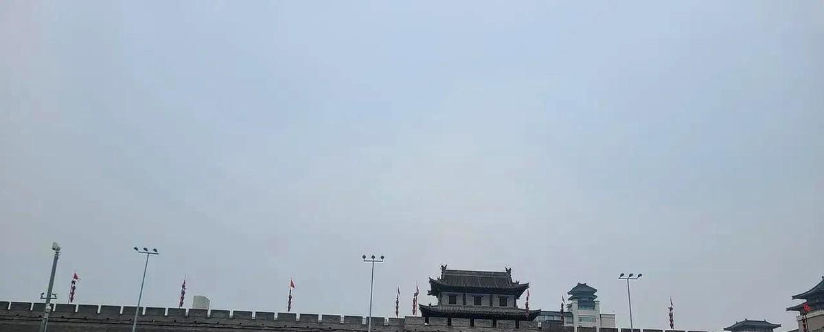 孩子大了，就是渐行渐远吧。
今天在火车站看她低头刷手机那会儿，忽然想起她小时候攥
