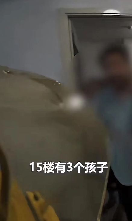 看哭了！小区高层起火，妈妈带1个孩子逃生，剩下3个孩子被困！不料，其中2个得救后