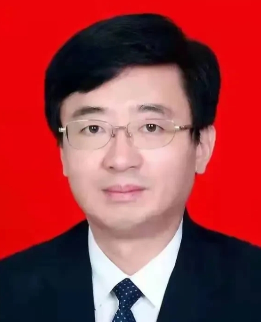 徐明，1970年生人，籍贯地和出生地信息没有公开，有报道称他本科毕业于烟台师范学