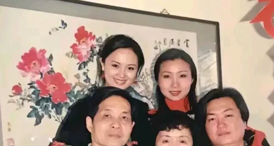 朱媛媛和爸爸妈妈哥哥姐姐的全家福照片，一般女儿像爸，她却像妈妈。
看到这张照片