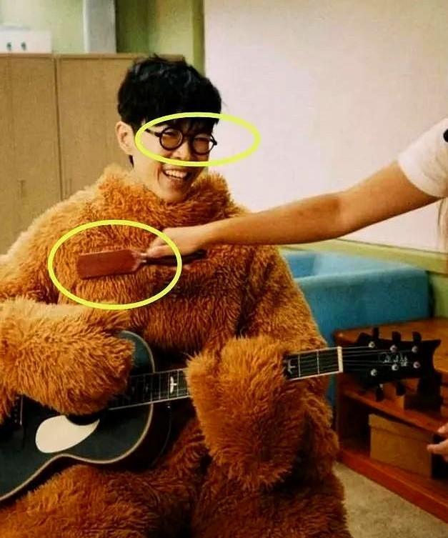 元旦那天方大同发了张吉他自拍，粉丝们光顾着尖叫“演唱会稳了”，谁都没注意他眼镜片