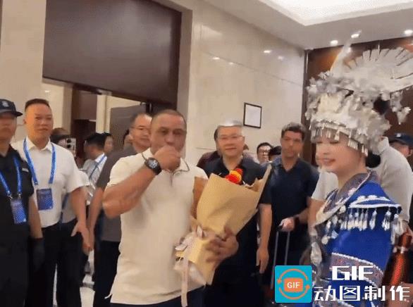 卡洛斯喝下一杯意犹未尽:吧唧了几下，舔了舔嘴唇……谁来贵州都逃不过那一杯迎门酒，