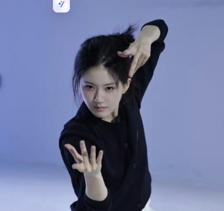 没想到赵露思跳舞这么性感，应该和日复一日的训练有关吧，因为赵露思不是天生会跳舞的