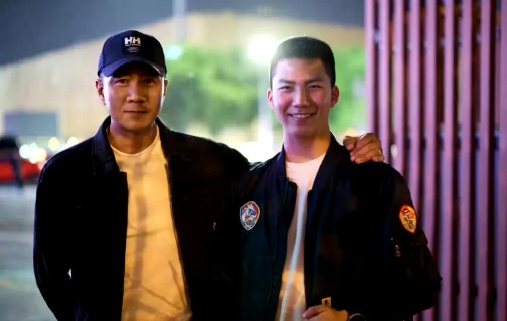 终于有不进娱乐圈的星二代了。
胡军儿子康康已经18岁，长得一身正气，非常有阳刚之