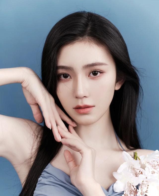 2023年港姐季军王敏慈（Lovelle）因样貌标致，加上拥有前凸后翘的完美身材