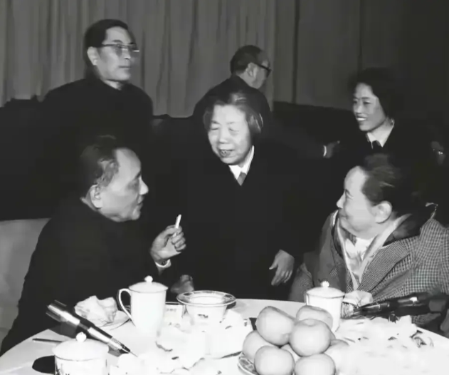 80年代，邓颖超与宋庆龄交谈的一幕，邓公也聊得津津有味！

在那上个世纪 80 