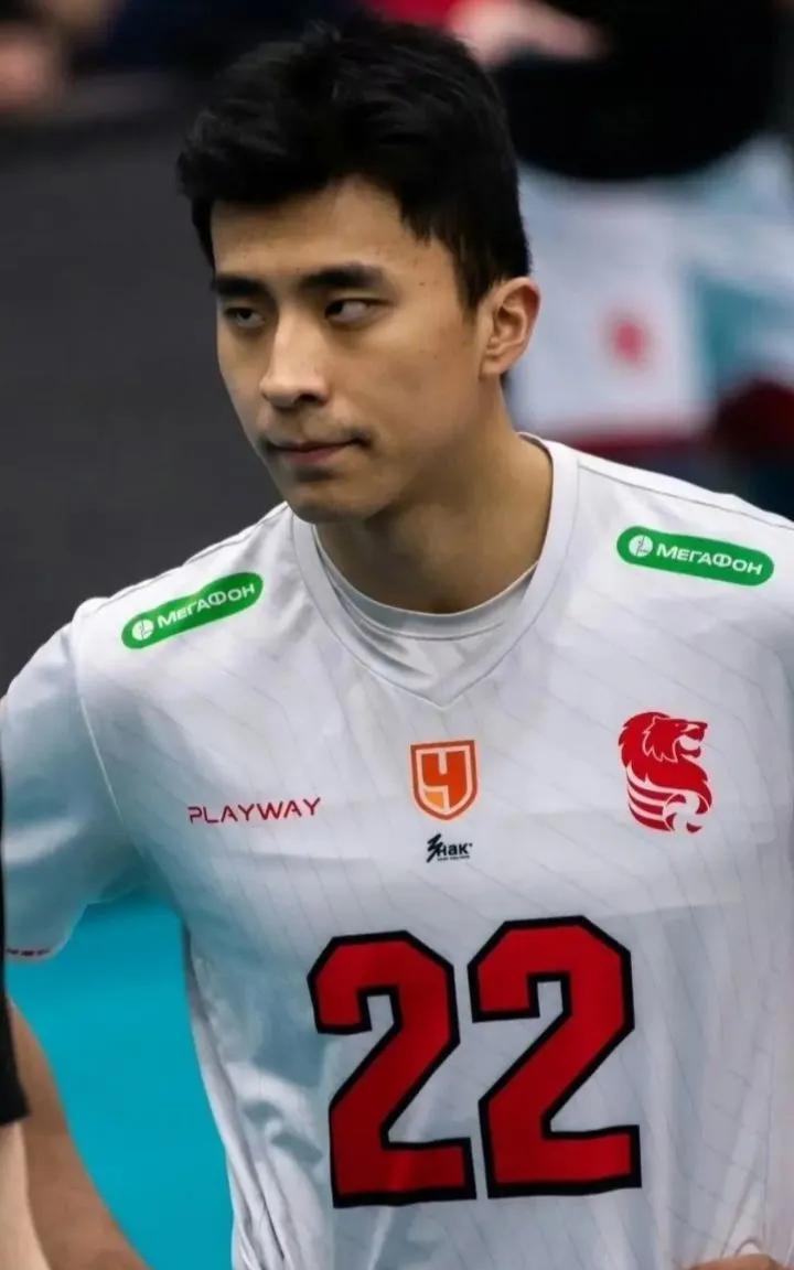 中国男排主攻线吃紧，急需张景胤回归助力！
看了昨晚中国男排与巴西男排的比赛，第二