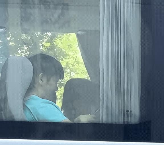 笑不活了，国乒邮政活动回去的大巴车上，哥姐的一张动图被演绎成N个版本[我想静静]