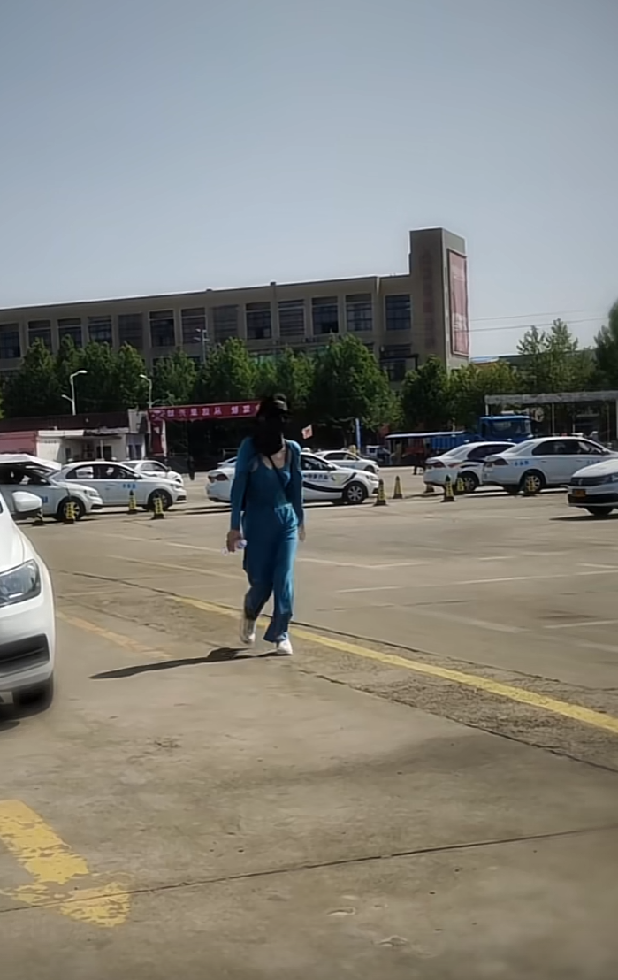 一看老婆这个样子就知道考过去了。